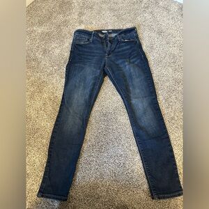 Great condition Old Navy Rockstar Skinny Jeans. Size 8 short